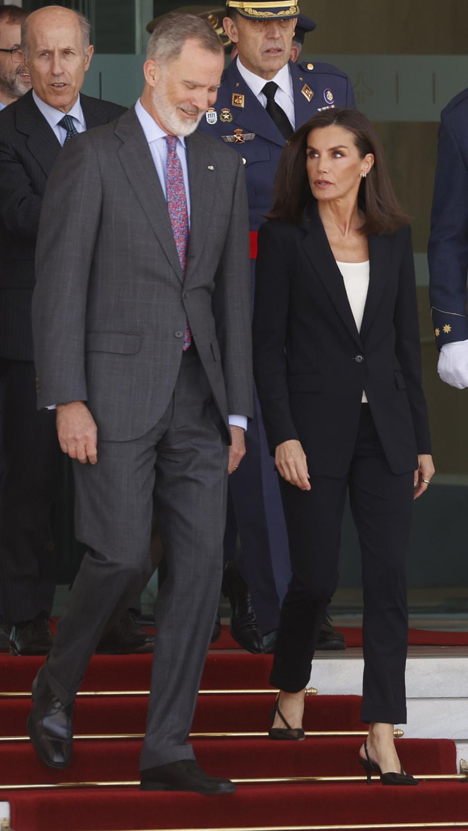 La Reina ha elegido un traje sastre.