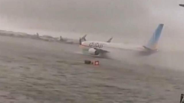 Un avión en el Aeropuerto de Dubái este mediodía.