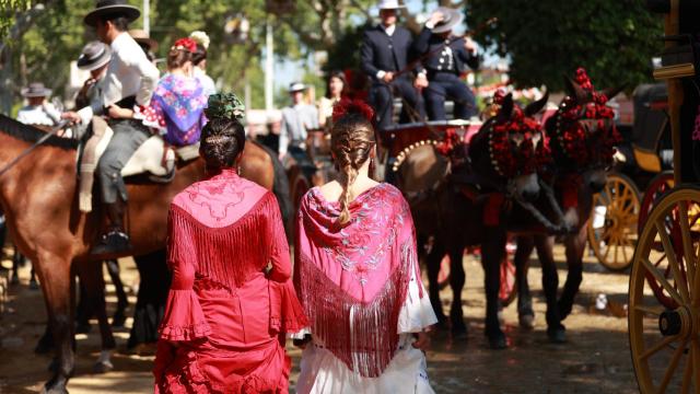Imagen del ambiente en el Real durante el lunes de la Feria de Sevilla 2024.