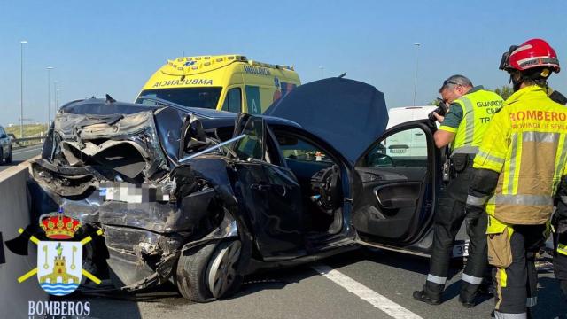 Así quedó el turismo tras la colisión con una furgoneta en la que una mujer perdió la vida.
