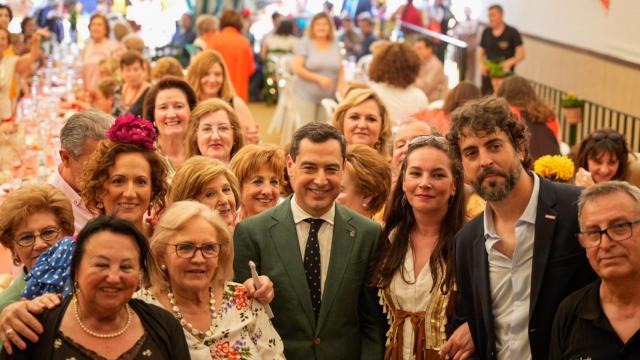 Juanma Moreno posa durante la recepción en la caseta de CCOO Andalucía.