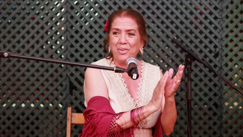 Lole Montoya tras recibir el Clavel de la Prensa.