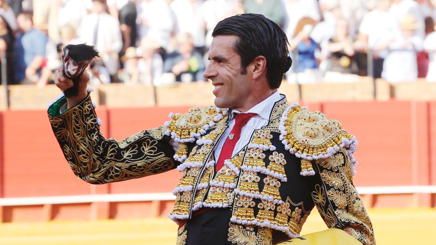 Emilio de Justo pasea una oreja en la Maestranza.