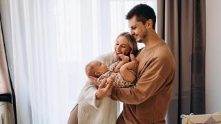 Unos padres junto a su bebé recién nacido.