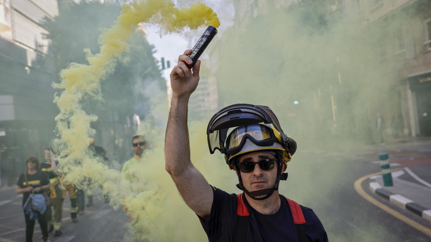 Manifestación de los bomberos forestales este martes en Valencia