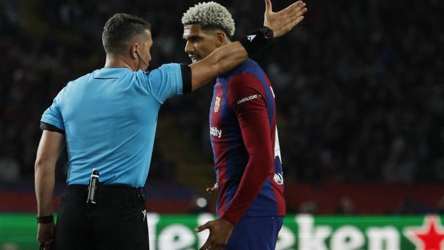 Ronald Araujo protesta a Istvan Kovacs su expulsión ante el PSG