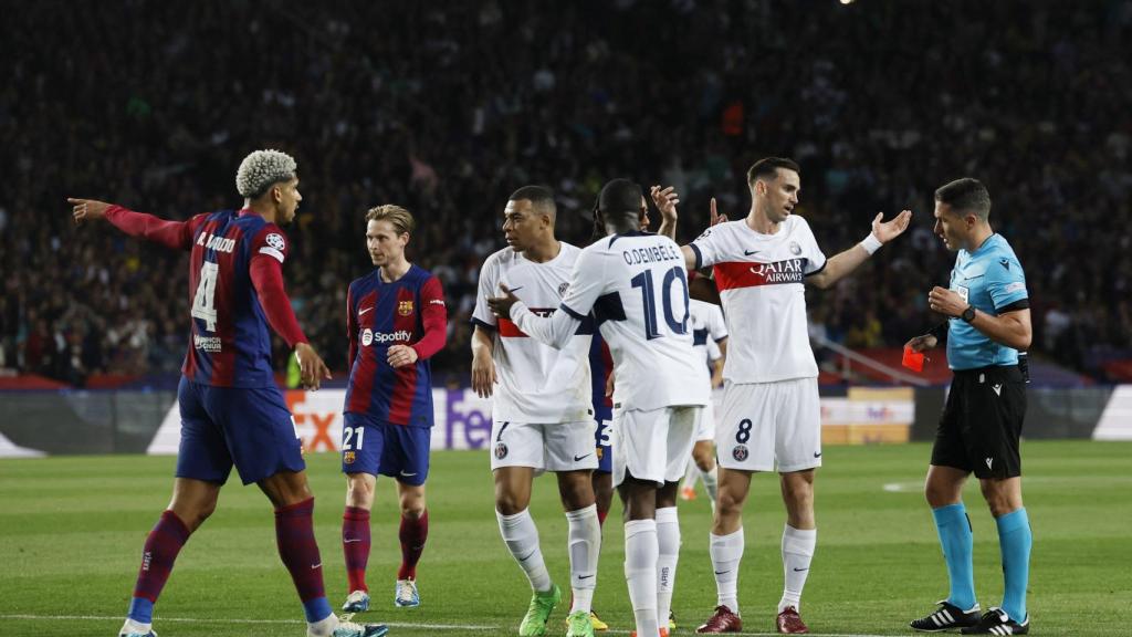 Istvan Kovacs expulsa a Ronald Araujo ante el PSG