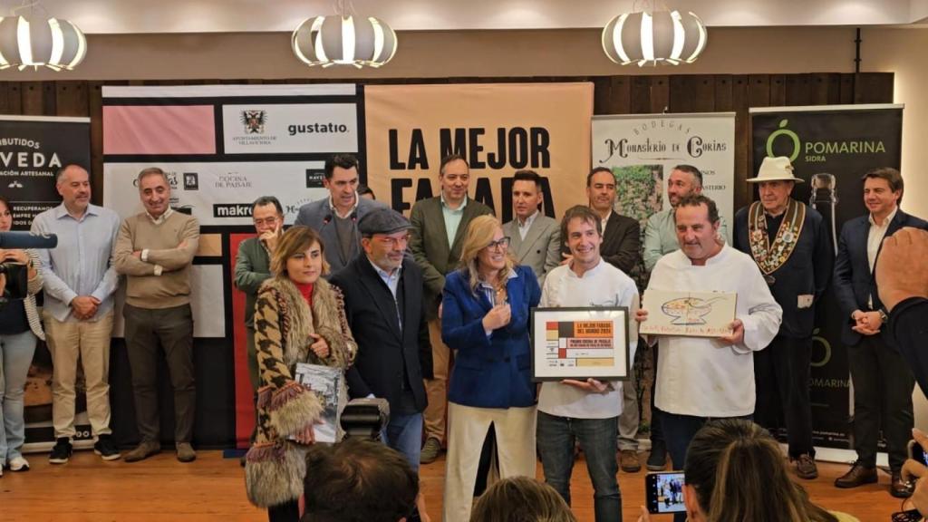 Los representantes de El Patio recibiendo su premio.