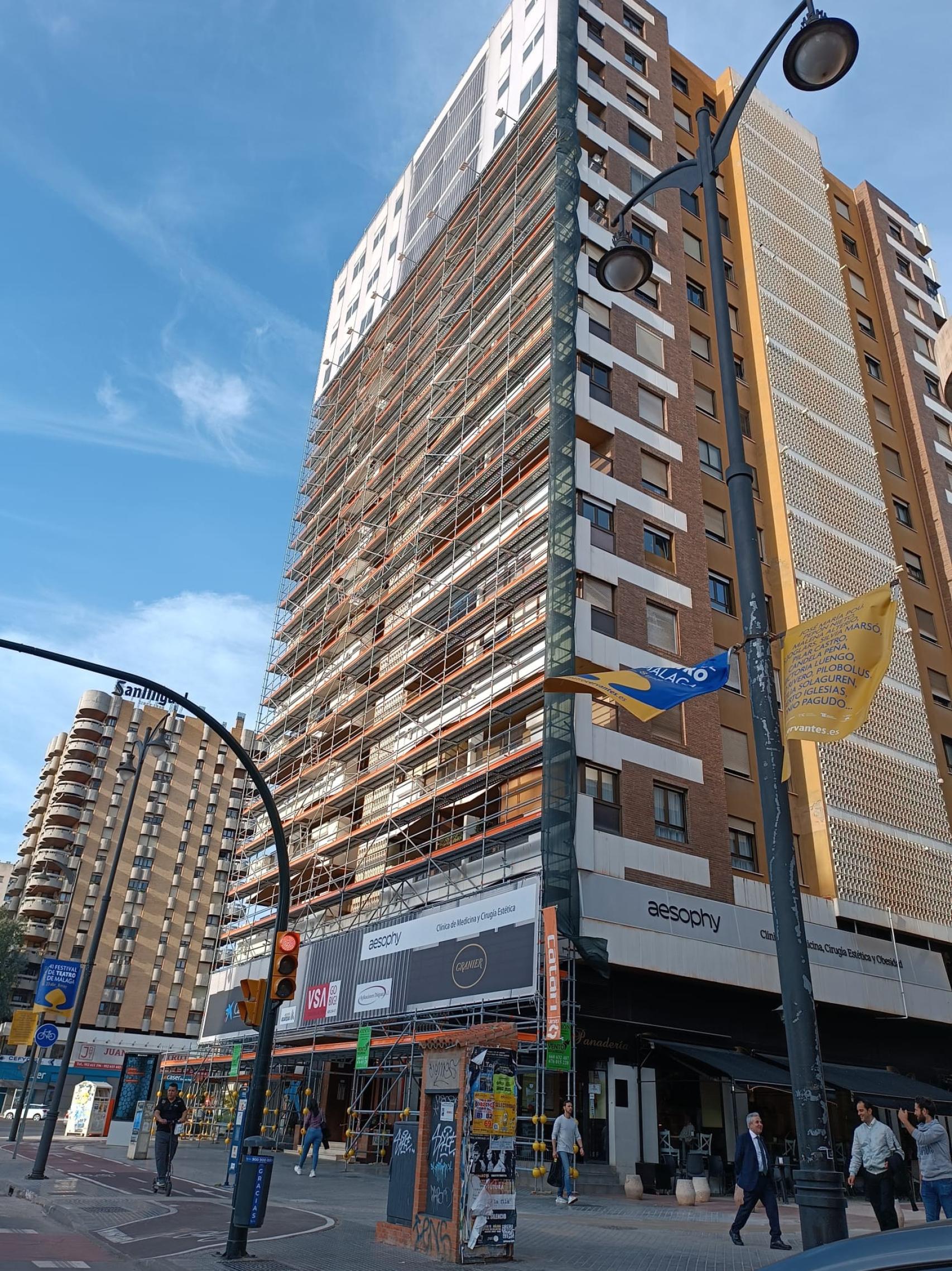 Edificio junto a El Corte Inglés este miércoles sin la lona de Beefeater.