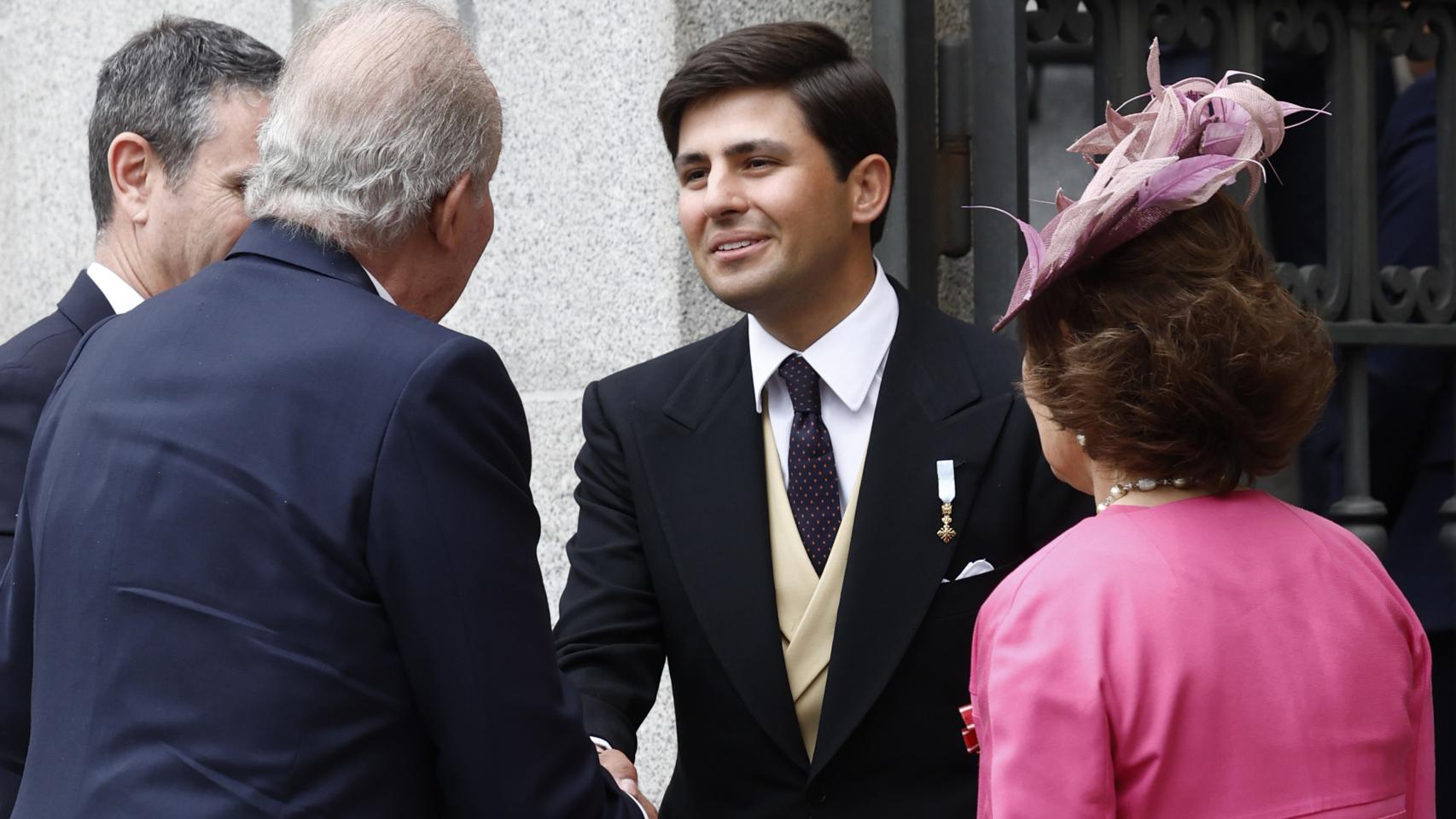 Juan Urquijo y el emérito Juan Carlos, fundiéndose en un apretón de manos, el pasado 6 de abril.