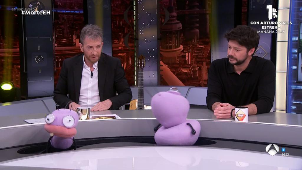 Pablo Motos y Álvaro Morte durante la sección de 'El espía tecnológico'.
