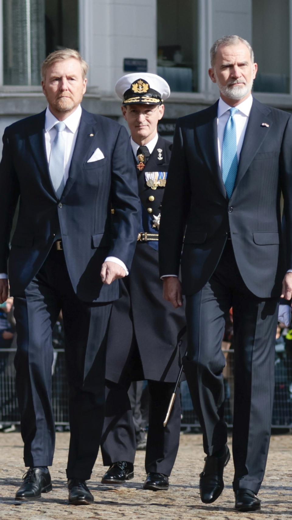 Guillermo y Felipe VI, este miércoles, en la plaza Dam, donde ha tenido lugar la ceremonia de bienvenida.