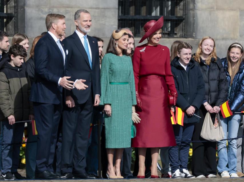 Ambas monarquías, posando este miércoles con algunos holandeses.