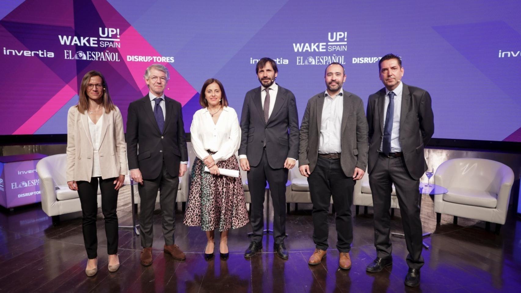 De izquierda a derecha, Ivonne Soler, responsable de Sostenibilidad y Negocio de Concesiones de Acciona; Alberto Alonso, director financiero de Infraestructuras de la Empresa Municipal de Transporte de Madrid; Carmen Serna, redactora jefa de Madrid Total de El Español; Gonzalo Fernández, director de Infraestructuras de la EMT; Jorge Muñoz, director de Smart Mobility de Iberdrola y Alejandro Alcalde, CEO de Daimler Buses España y Portugal.