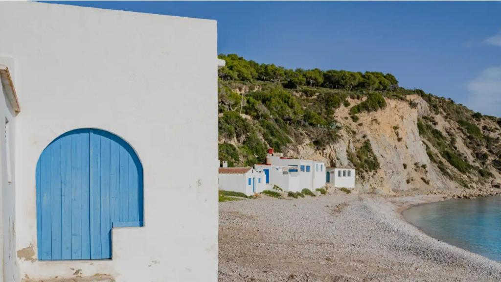 Casas blancas en la famosa cala Portitxol en Jávea.