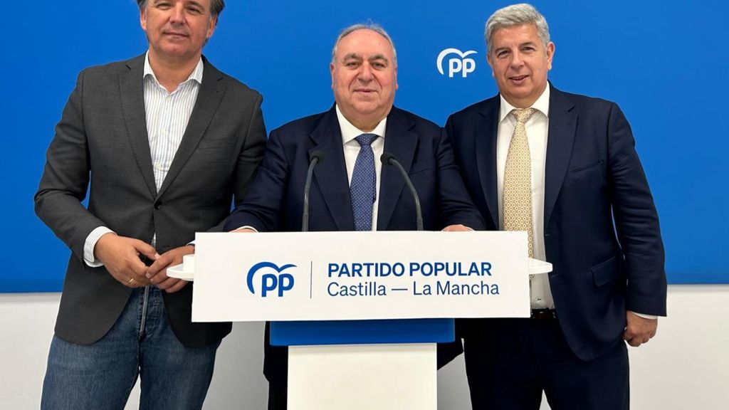 Vicente Tirado, en el centro, acompañado de Miguel Ángel de la Rosa (d) e Israel Pérez (i).