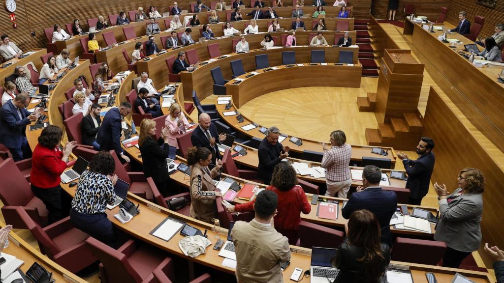 Diputados aplauden en el pleno de este miércoles
