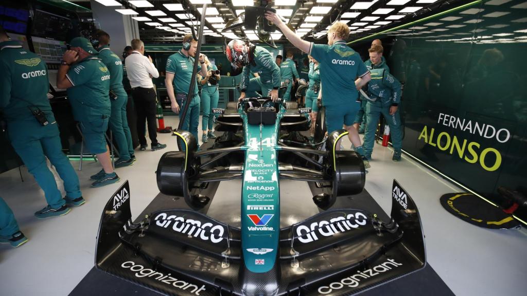 Fernando Alonso subiéndose al Aston Martin en el Gran Premio de Japón 2024 de F1