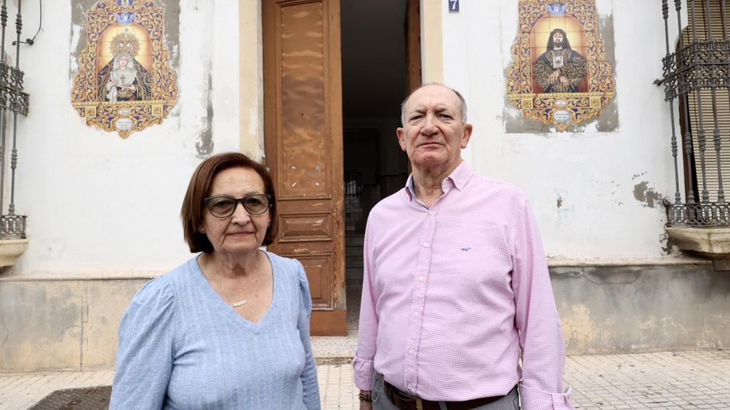 Carmen e Ildefonso, frente a la puerta del convento.