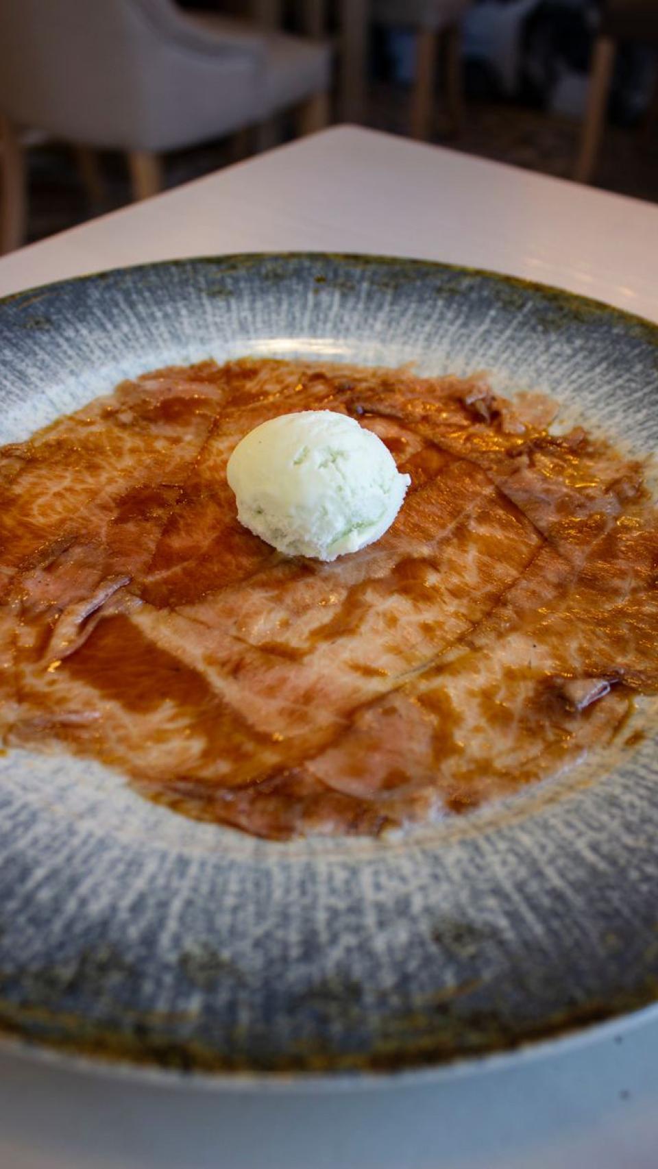 Carpaccio de ventresca de atún rojo con salsa tare combinado con un helado de wasabi