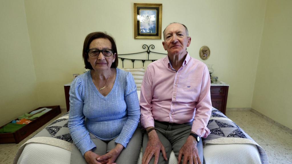 Carmen e Ildefonso, en el dormitorio de la vivienda.