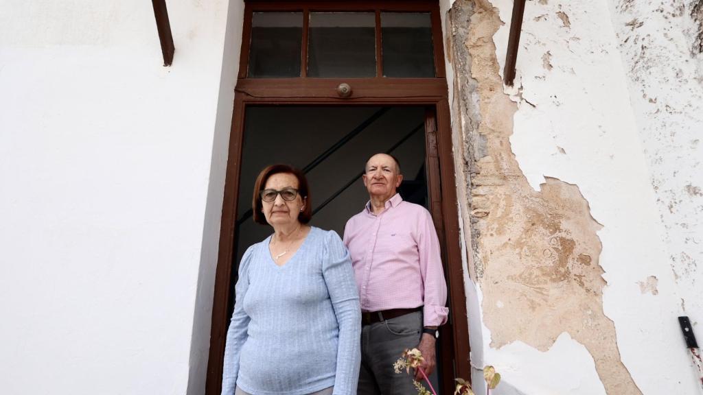Los antiguos guardeses, en la escalera que unía la vivienda con el torno de las monjas.