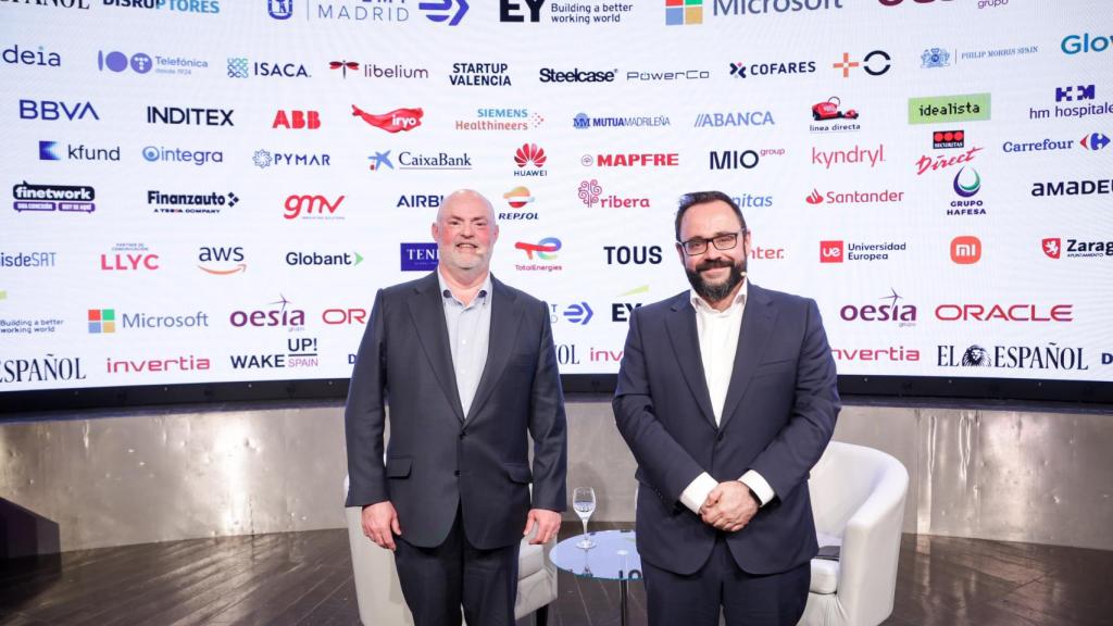 Alberto de Rosa, presidente del Grupo Sanitario Ribera (izquierda) y Eduardo Ortega, redactor jefe de Invertia.