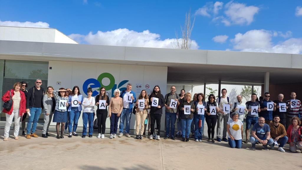 Las protestas de este miércoles en la EOI de Elche.