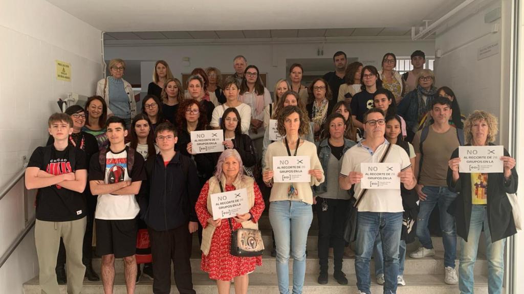 Las protestas de este miércoles en la EOI de Elda.