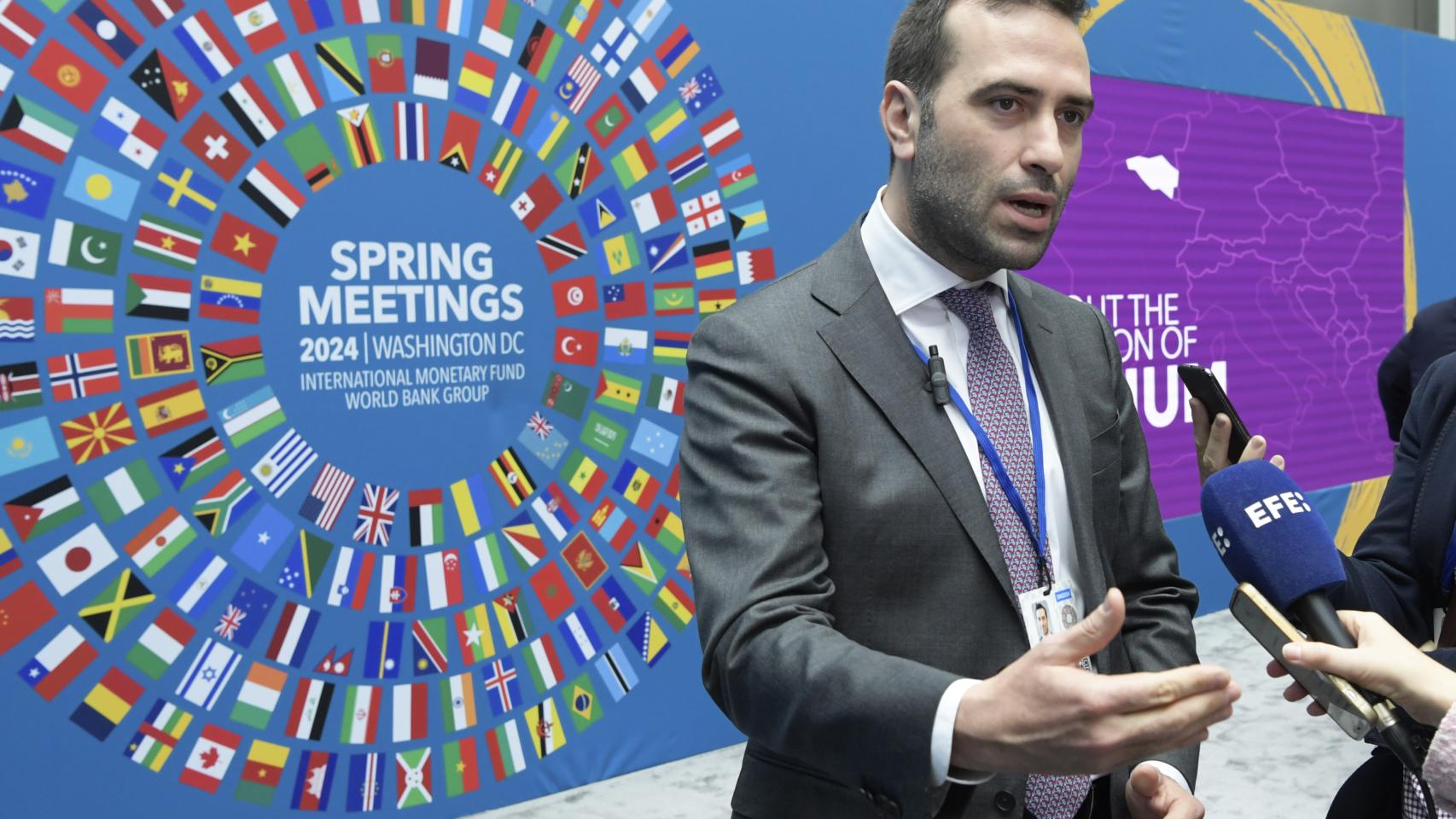 Carlos Cuerpo, ministro de Economía, ofrece declaraciones a su llegada al Banco Mundial en Washington.