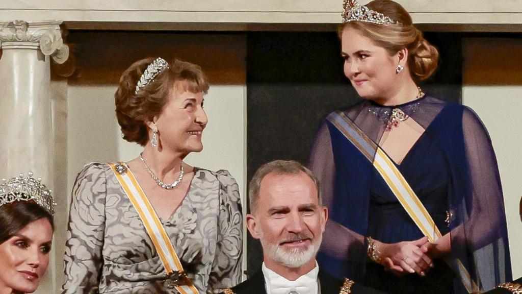 Las princesas Margarita y Amalia, durante la foto oficial.