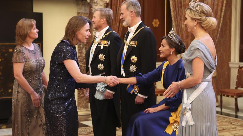 La reina Letizia, sentada, durante el besamanos.