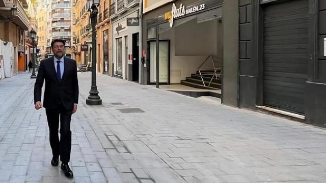 El alcalde de Alicante, Luis Barcala, tras la peatonalización de la calle Bailén.
