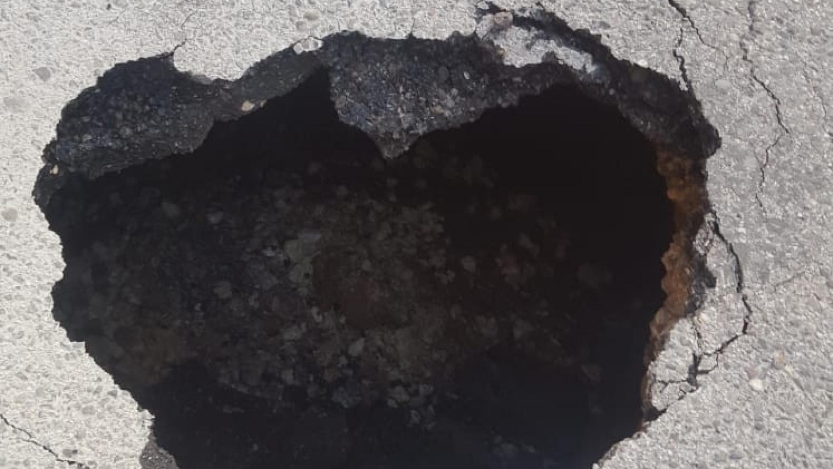 Socavón en la avenida Reyes Católicos de Burgos por el reventón de una tubería