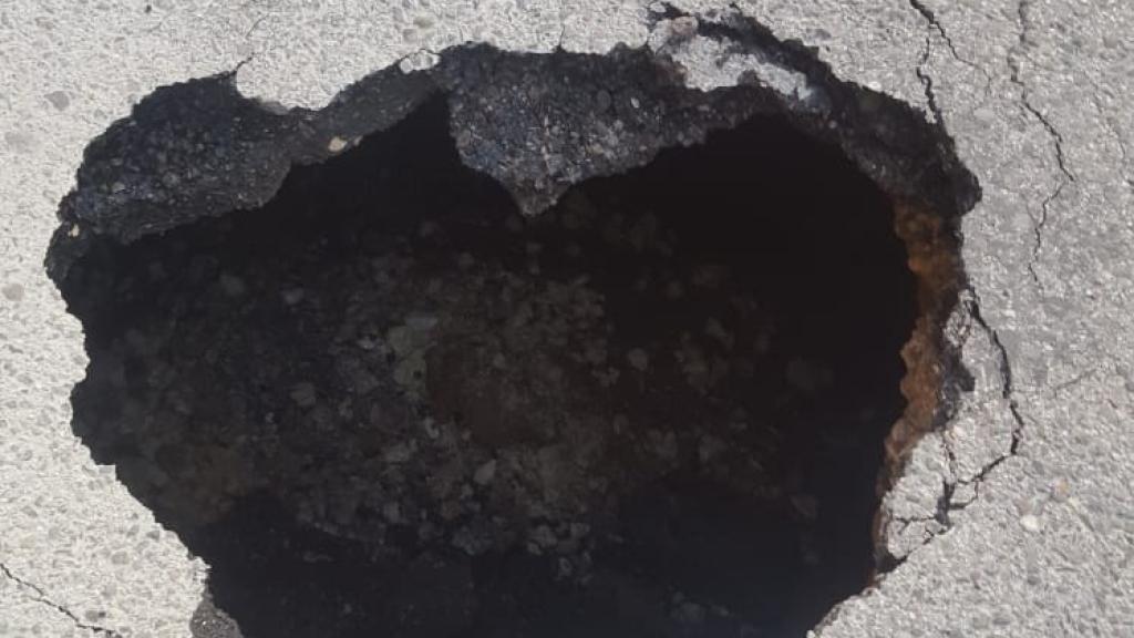 Socavón en la avenida Reyes Católicos de Burgos por el reventón de una tubería