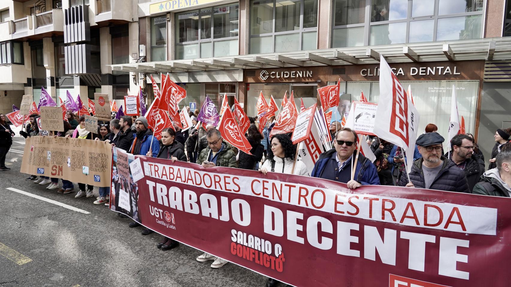 La plantilla del Centro Estrada de León concentrada frente a la sede de Indra.