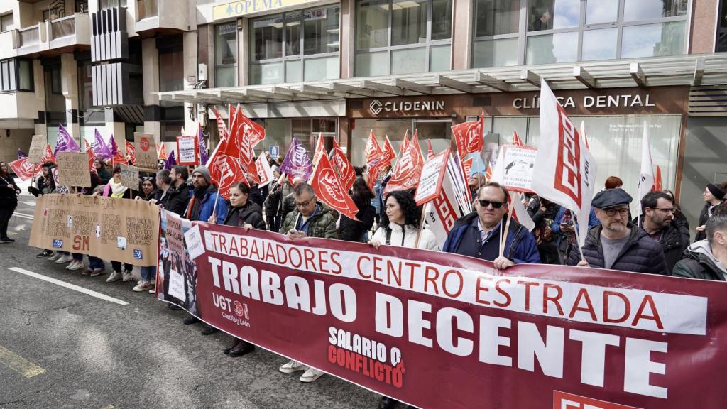 La plantilla del Centro Estrada de León concentrada frente a la sede de Indra.