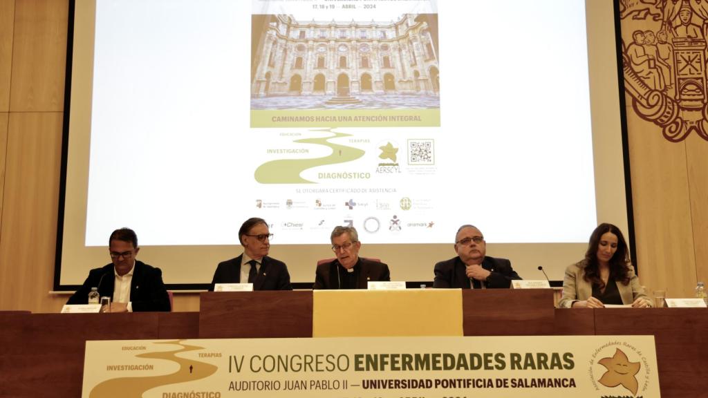 Alejandro Vázquez, consejero de Sanidad de la Junta de Castilla y León, anuncia que Salamanca contará con un exoesqueleto pediátrico antes de acabar 2024
