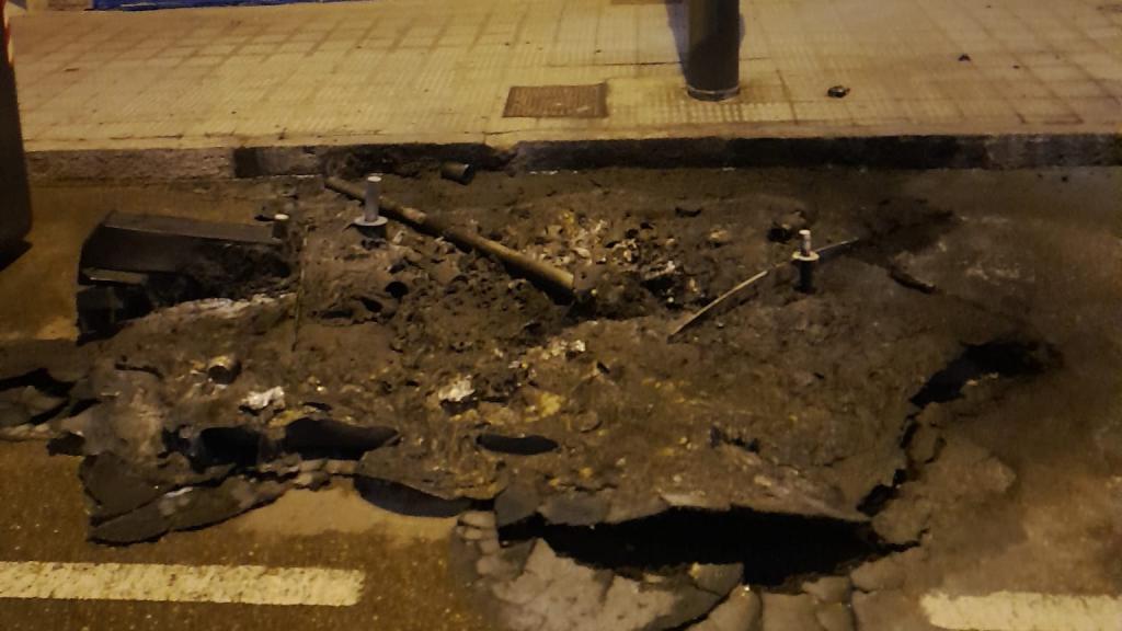 Contenedor completamente deshecho por las llamas