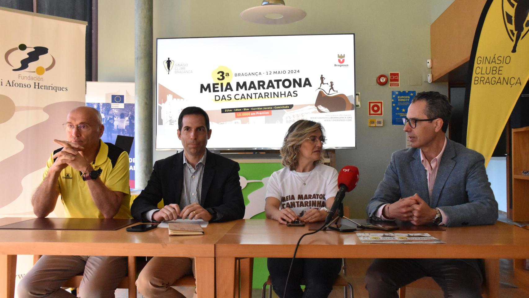 El vereador de la Cámara Municipal de Bragança, Miguel Abrunhosa; junto  a los responsables del Ginásio Clube Bragança; y el secretario general de la Fundación Rei Afonso Henriques, José Luis González Prada