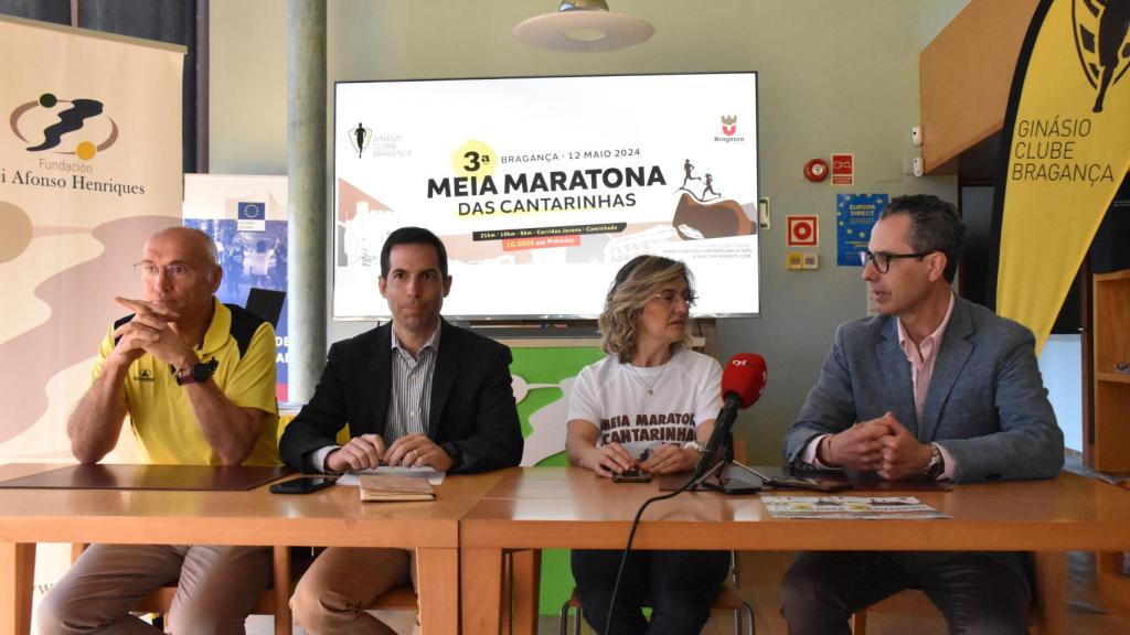 El vereador de la Cámara Municipal de Bragança, Miguel Abrunhosa; junto  a los responsables del Ginásio Clube Bragança; y el secretario general de la Fundación Rei Afonso Henriques, José Luis González Prada