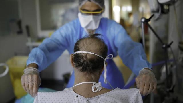 Un sanitario atiende a un paciente con demencia.