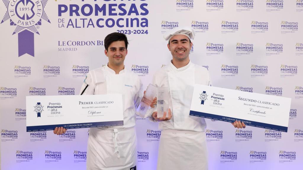 Jacobo Diz junto a Carlos Navarro, los dos ganadores del certamen.