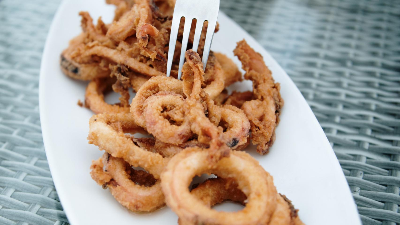 Plato de rabas típico en Cantabria.