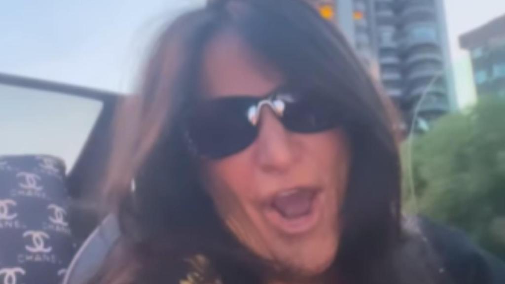 Aída Nízar cantando desde su descapotable.