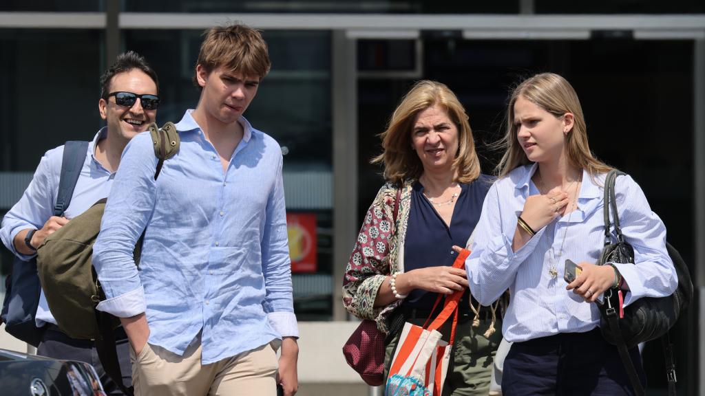Irene Urdangarin con su madre y su hermano Miguel el día de su graduación.