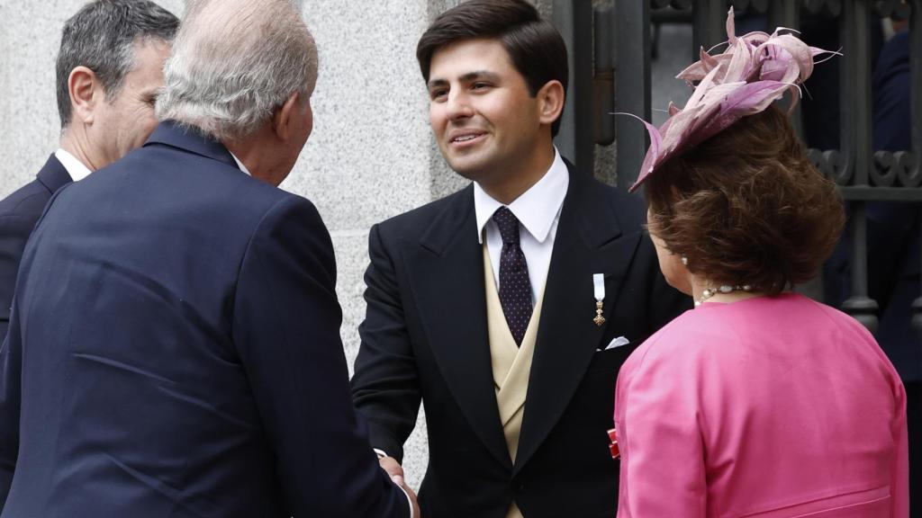 Juan Urquijo saludando al rey Emérito en la boda de Almeida.