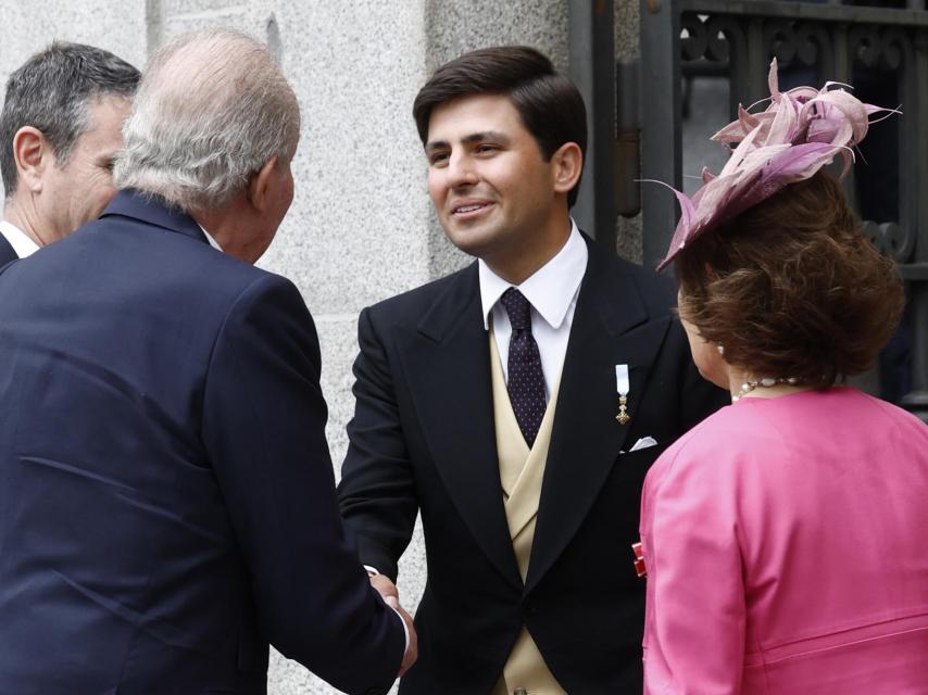 Juan Urquijo recibiendo al emérito Juan Carlos en la boda de su hermana con Martinez-Almeida.