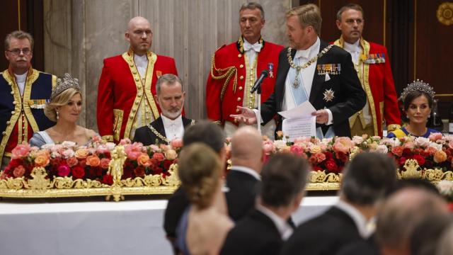 Los reyes de España, Felipe VI  y Letizia, junto a los reyes de Países Bajos, Guillermo y Máxima, durante la cena de gala con motivo de su visita de Estado.