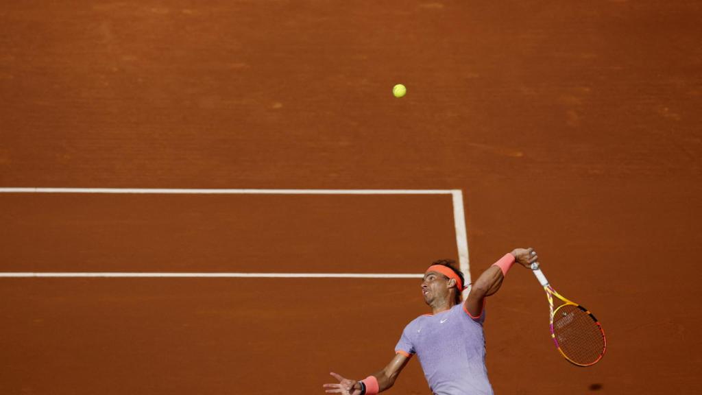 Nadal ejecuta un saque en el partido ante De Miñaur en el Conde de Godó.